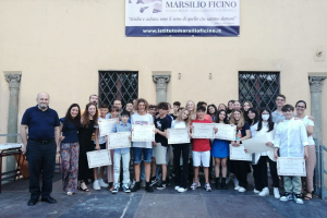 Cerimonia di consegna dei diplomi ad honorem agli alunni della III media Marsilio Ficino all'indomani del superamento dell'esame per il primo ciclo di istruzione, promossa dall'Accademia e dell'Istituto Marsilio Ficino